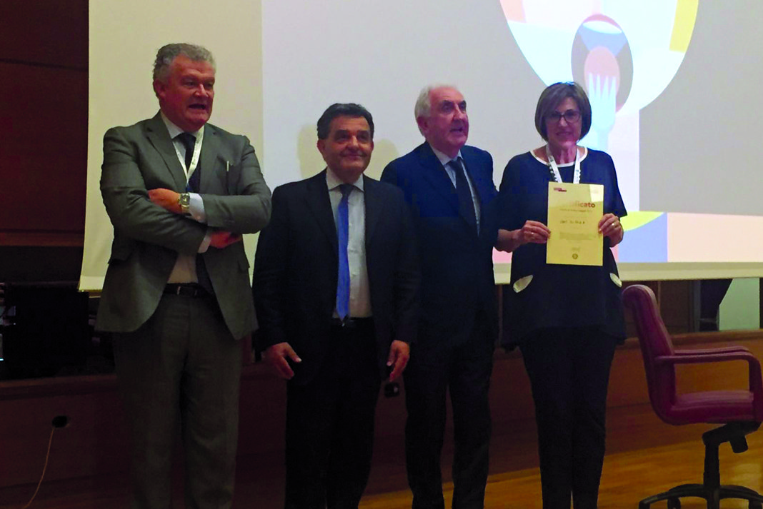 Il dr. Trabalza consegna il Premio Colgate alla prof.ssa Giuca, sul podio i prof. Giannoni e Piattelli.
