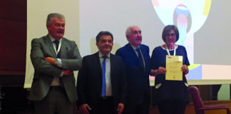 Il dr. Trabalza consegna il Premio Colgate alla prof.ssa Giuca, sul podio i prof. Giannoni e Piattelli.